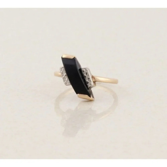 10k Yellow Gold Natural Onyx Ring Size 6 - Picture 3 of 7